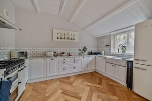 Réfrigérateur, micro-ondes, plaque de cuisson, lave-vaisselle