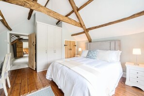 2 bedrooms, travel crib, internet, bed sheets - Dovehayes Cottage - sleeps 4 guests in 2 bedrooms (Gillingham)