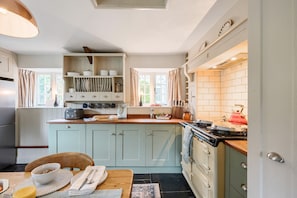 Fridge, microwave, dishwasher, highchair - Dovehayes Cottage - sleeps 4 guests in 2 bedrooms (Gillingham)