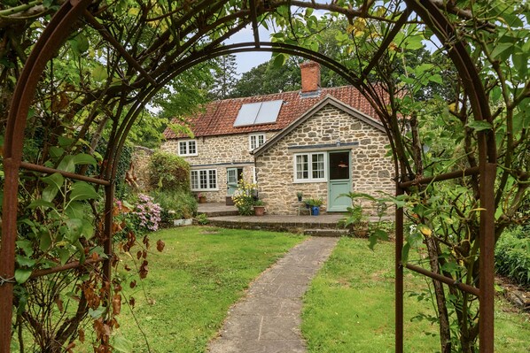 Property grounds - Dovehayes Cottage - sleeps 4 guests in 2 bedrooms (Gillingham)
