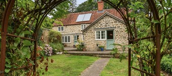 Dovehayes Cottage  - sleeps 4 guests  in 2 bedrooms