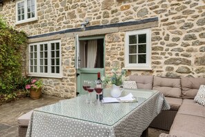Outdoor dining - Dovehayes Cottage - sleeps 4 guests in 2 bedrooms (Gillingham)