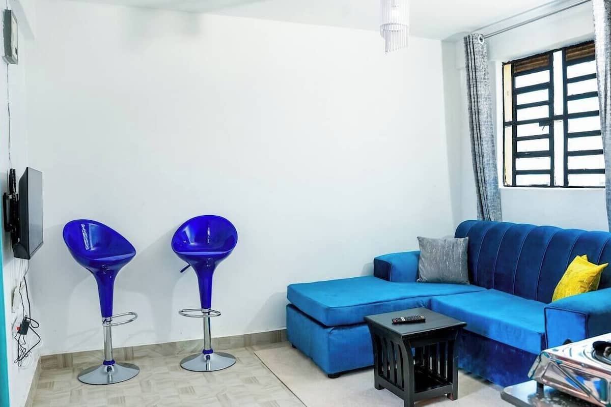 Departamento empresarial | Área de sala de estar | Smart TV de 24 pulgadas con canales digitales