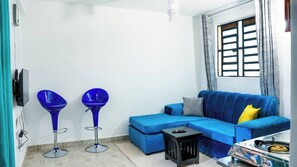 Apartamento Business | Zona de estar | Smart TV de 24 pulgadas con canales digitales