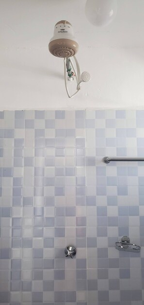 Comfort-lejlighed | Badeværelse | Bruser, gratis toiletartikler, hjemmesko, håndklæder
