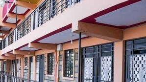 Un edificio de varios pisos con balcones, barandillas y diseños de ventanas decorativos.