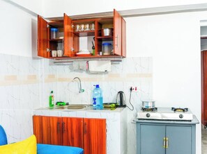 Business Apartment | Private kitchen | Fridge, microwave, cookware/dishes/utensils - Lux Suites Tara Smart Homes Naivasha (Naivasha)