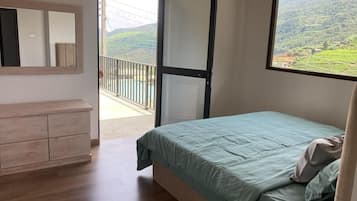 6 bedrooms, iron/ironing board, WiFi, bed sheets