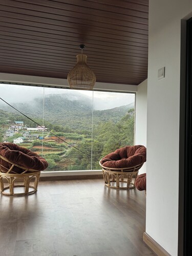 Modern spacious Cottage looking into Misty Mountains in Nuwara Eliya 