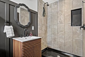 Suíte design, vista para a montanha | Banheiro | Produtos de toalete grátis, toalhas de banho, sabonete, shampoo