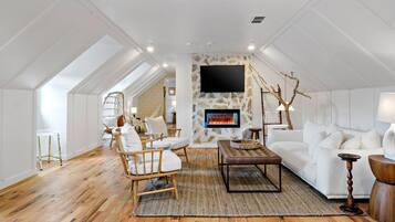 Ático Deluxe, varias camas, cocina básica, vistas a la montaña | Tabla de planchar con plancha, wifi gratis, ropa de cama