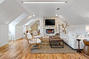 Deluxe Penthouse, Multiple Beds, Kitchenette, Mountain View - Peri Social House (Black Mountain)