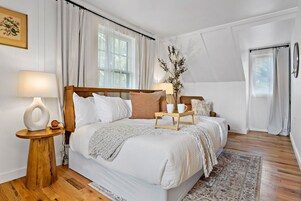 Tabla de planchar con plancha, wifi gratis y ropa de cama 