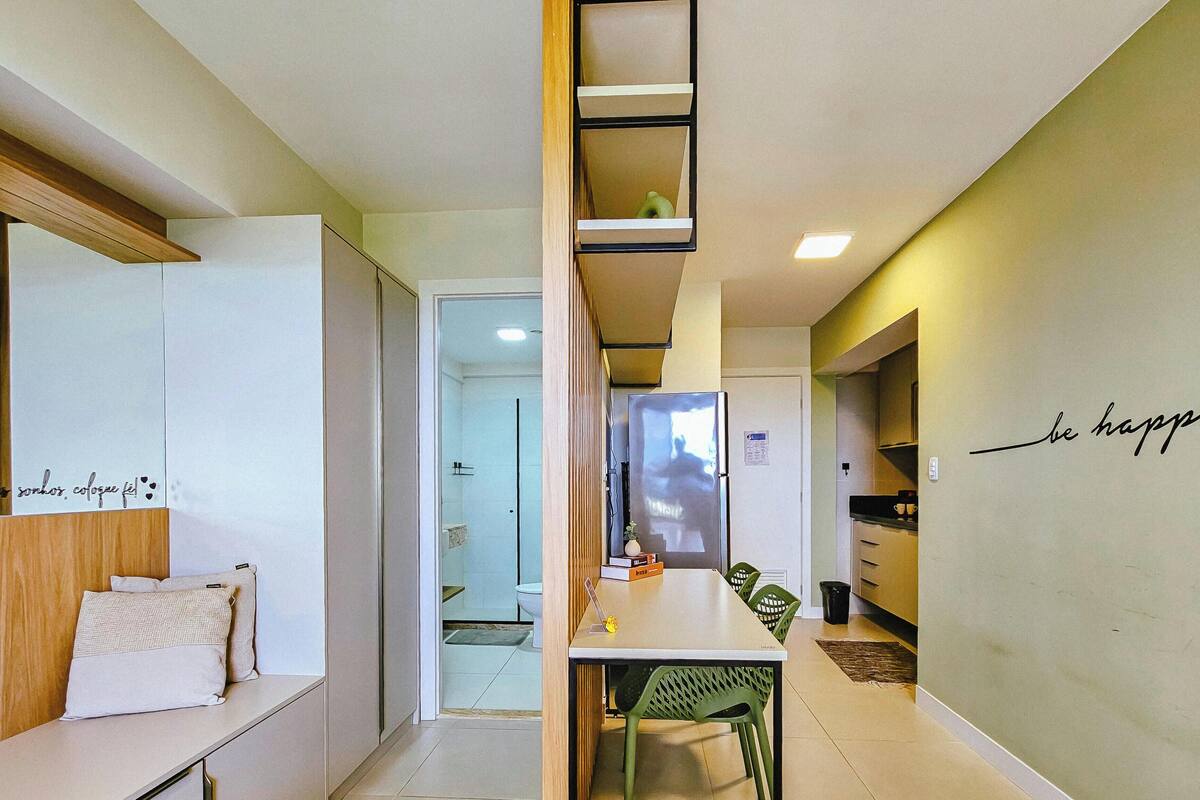 Un interior moderno con comedor, cocina y baño.