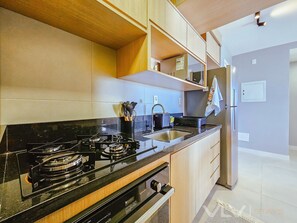 Appartement Signature | Cuisine privée | Réfrigérateur, four à micro-ondes, cafetière-théière, mélangeur