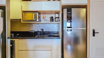 Appartement | Privékeuken | Een koelkast, een microgolfoven, een koffiezetapparaat/waterkoker