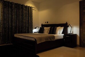 2 عدّة غرف نوم ومكواة/لوح كي وواي فاي وملاءات أسرّة