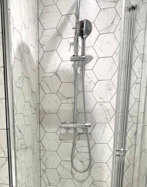 Haartrockner, Handtücher, Seife, Shampoo