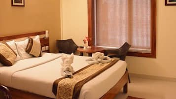 Club Room | Desk, free WiFi