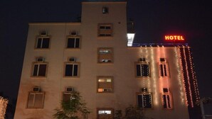 Un hôtel appelé Eden Roc, doté de nombreuses fenêtres et d’une enseigne indiquant son nom.