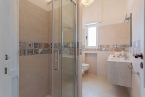 Hair dryer, soap, shampoo, toilet paper - apuliablue1 (Bari)