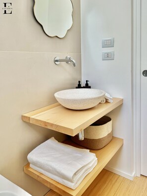 Shower, hair dryer, bidet, towels