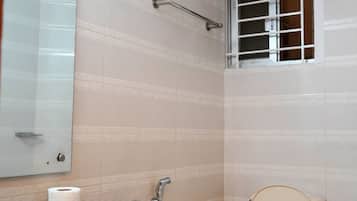 Shower, rainfall showerhead, free toiletries, towels