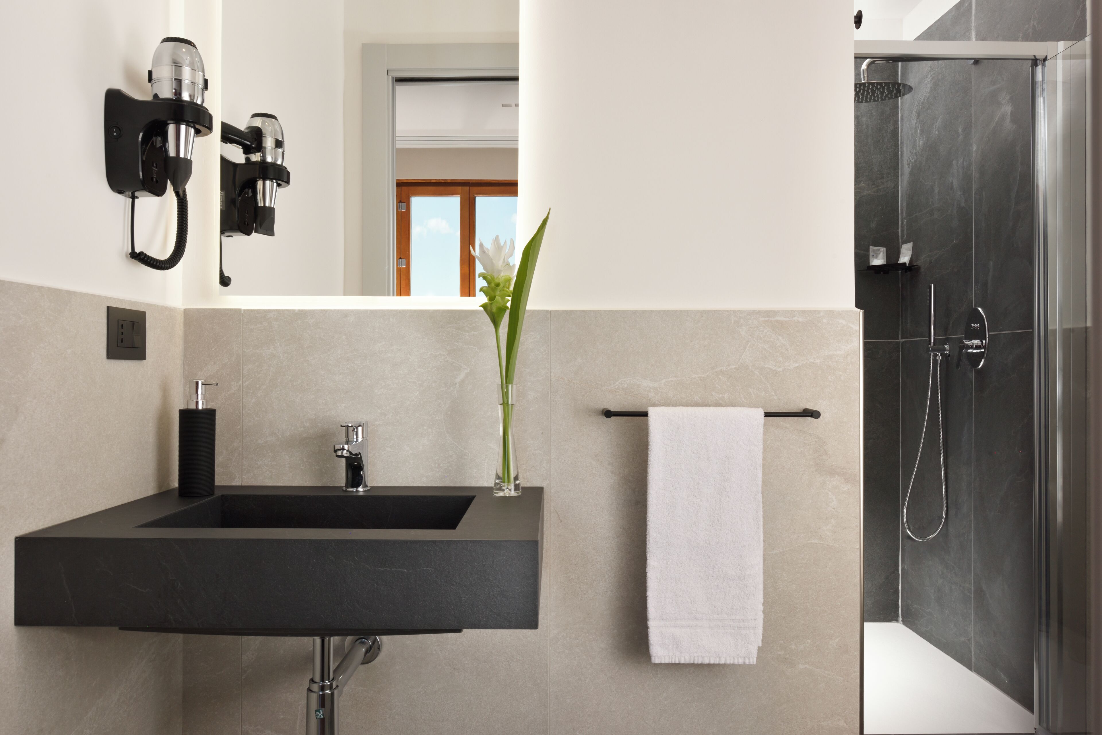 Dusche, Haartrockner, Handtücher, Seife