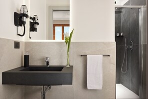 Douche, sèche-cheveux, serviettes fournies, savon