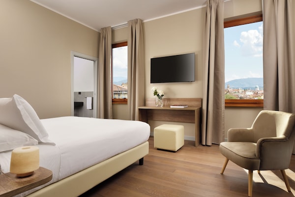 Kamar Double atau Twin Deluks, pemandangan kota | Brankas, meja kerja, tirai kedap cahaya, dan kedap suara