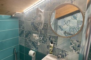 Dusche, Haartrockner, Bidet, Handtücher
