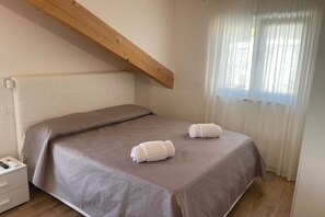 1 Schlafzimmer, Reisekinderbett, kostenloses WLAN, Bettwäsche