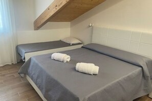 1 bedroom, bed sheets - AnnaBella's Home Cam. Serenity (Agropoli)