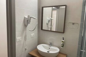 Shower, hair dryer, bidet, towels - AnnaBella's Home Cam. Serenity (Agropoli)