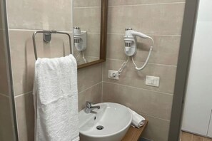 Douche, sèche-cheveux, bidet, papier toilette