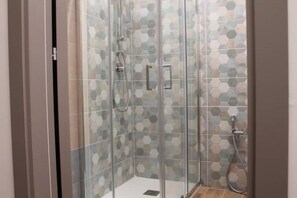 Dusch, hårtork, bidé och toalettpapper