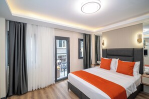 King Room with Balcony | 羽绒被、迷你吧、办公桌、笔记本电脑工作区