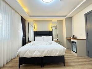 King Room with Balcony | Down comforters, minibar, desk, laptop workspace - Robin Hotel (Istanbul)