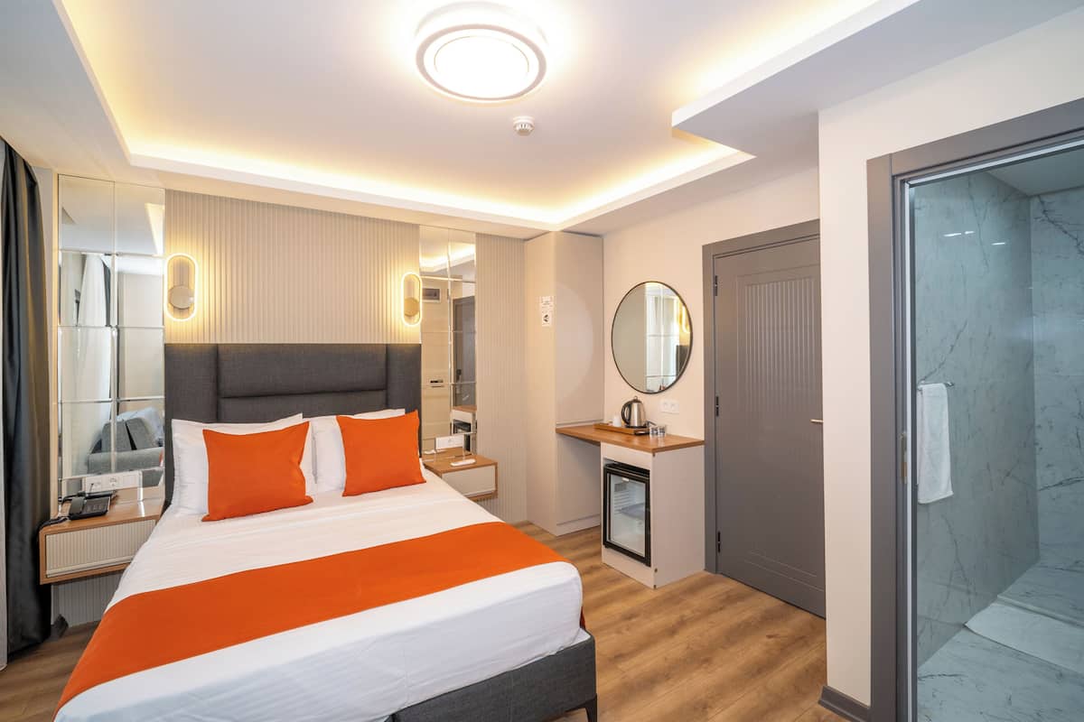 King Room with Balcony | Down comforters, minibar, desk, laptop workspace