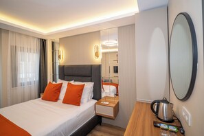 King Room with Balcony | Daunenbettdecken, Minibar, Schreibtisch, laptopgeeigneter Arbeitsplatz