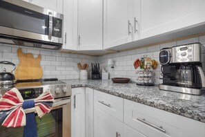 Fridge, microwave, stovetop, dishwasher - Hickory Ridge Retreat #2–Spacious–Sleeps 8 (Old Hickory)