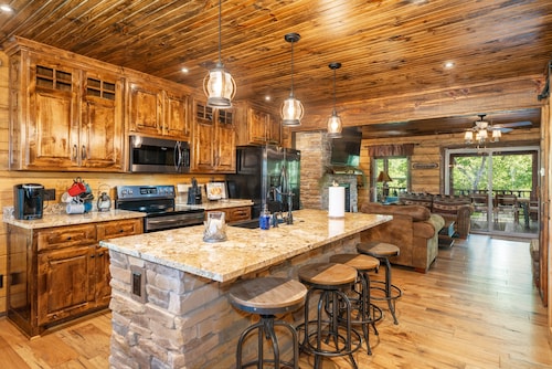 Riverfront Lodge with a Hot Tub