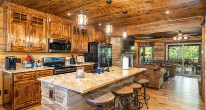 Riverfront Lodge with a Hot Tub