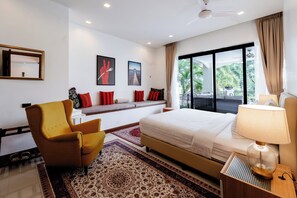 7 dormitorios, caja fuerte, escritorio y tabla de planchar con plancha