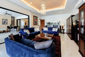 Una Smart TV, libros, un reproductor estéreo, una pantalla de ordenador