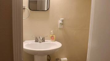 Regadera, secadora de cabello, toallas, jabón