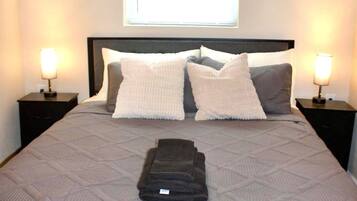 1 habitación, tabla de planchar con plancha, wifi gratis y ropa de cama