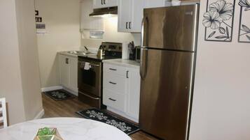 Refrigerador, microondas, horno y parrilla de estufa