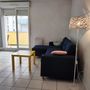 Living area - Montereau F.y. Appart Rénové, 3 Pièces 2 Chambres 1 Balcon, Calme et Agréable (Montereau-Fault-Yonne)