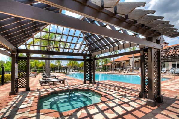 Una piscina cubierta